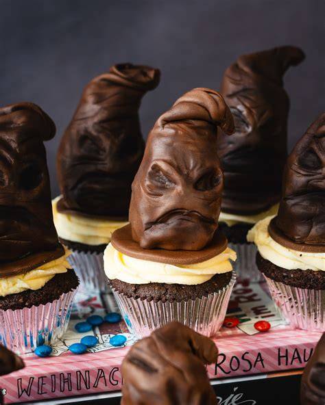 Sprechender Hut aus Marzipan auf Cupcake