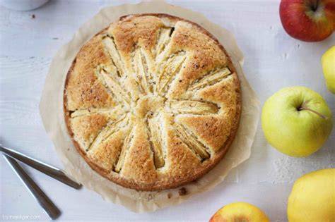 Springform Apfelkuchen fertig gebacken, goldbraune Oberfläche