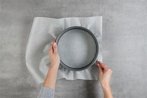 Springform mit Backpapier und Vorbereitung der Zutaten