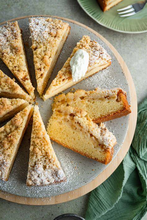 Springform mit Dinkel-Schokotorte angeschnitten