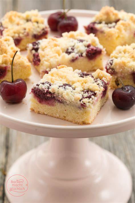 Springform mit Kirschkuchen, daneben ein Blech mit Kirsch-Streuselkuchen