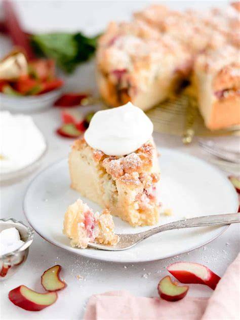 Springform mit Low Carb Rhabarberkuchen und Streuseln