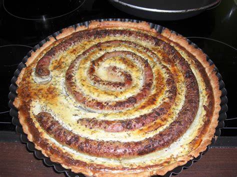 Springform mit Thüringer Bratwurst Torte vor dem Backen