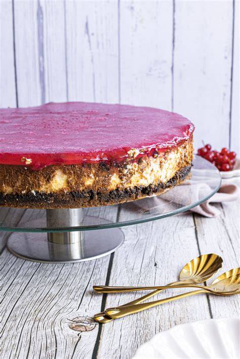Springform mit ausgerolltem Boden und Johannisbeeren