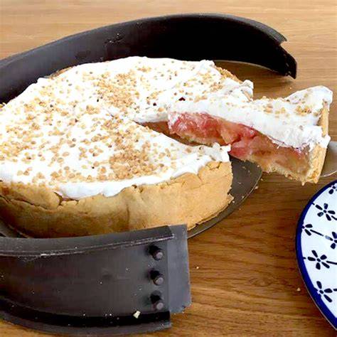 Springform mit gebackener Apfel-Wein-Torte auf Holztisch