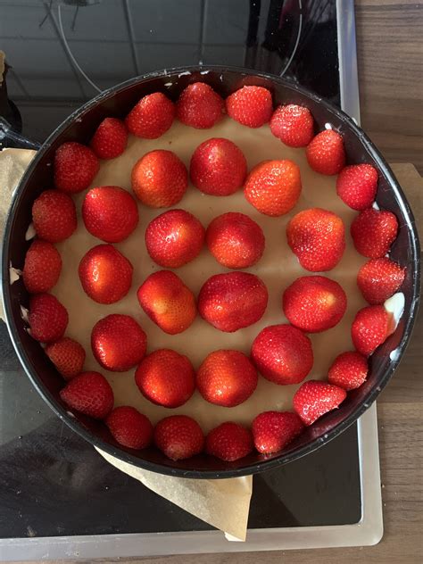 Springform mit halbierten Erdbeeren am Rand