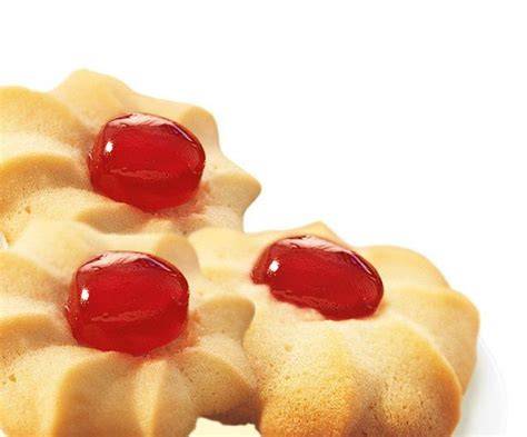 Spritzgebäck mit Belegkirschen: Tupfen mit roter Kirsche