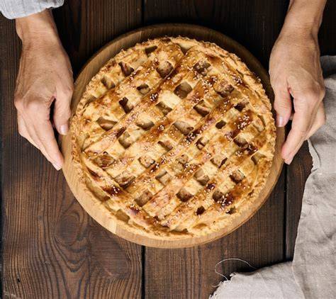 Spritziger Kuchen auf Holzbrett, Schokoladendekor