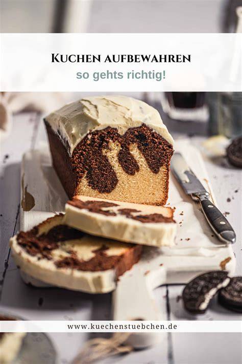 Stäbchenprobe am frisch gebackenen Rührkuchen