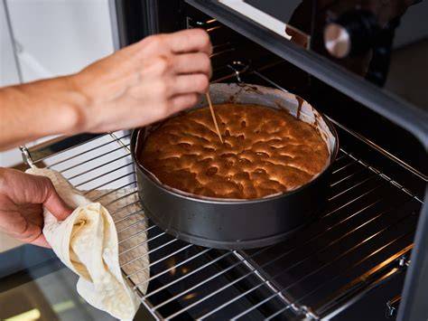Stäbchenprobe am frischen Kuchen
