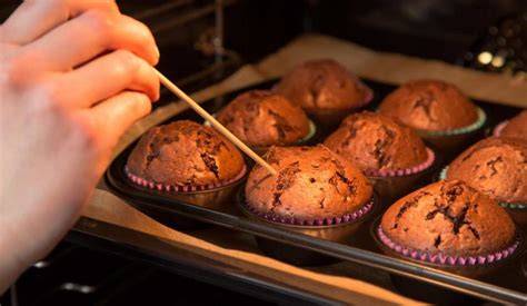 Stäbchenprobe beim Backen eines Eierlikörkuchens