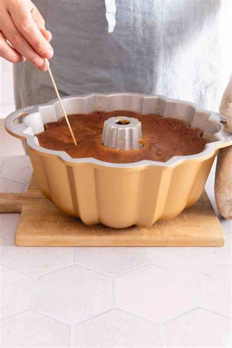 Stäbchenprobe beim Marmorkuchen