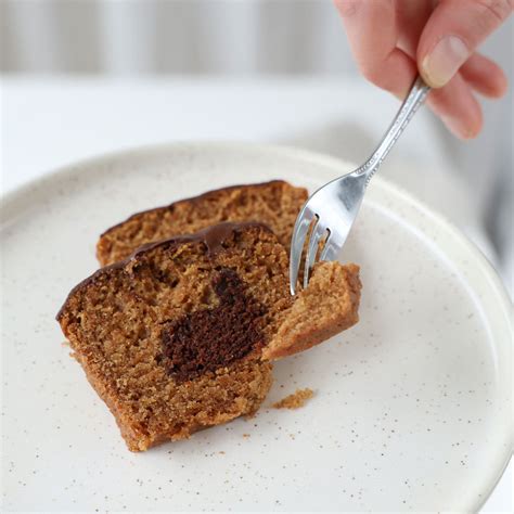 Stäbchenprobe eines veganen Rührkuchens mit Sojajoghurt