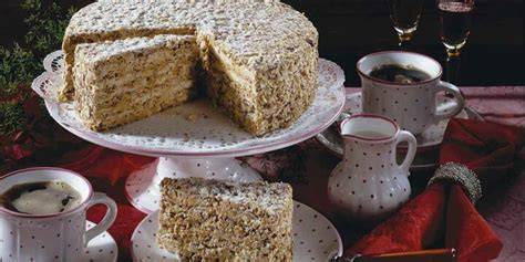 Stück Agnes-Bernauer-Torte auf Teller mit Kaffee