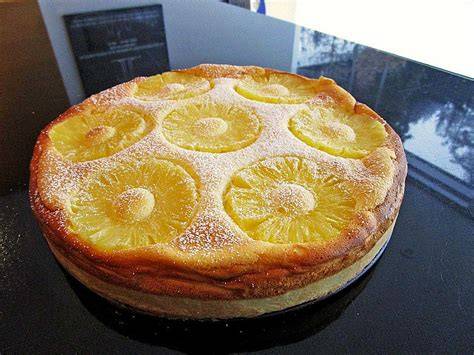 Stück Ananas Quark Torte auf Teller