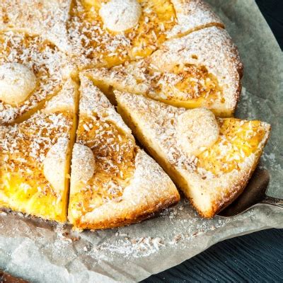 Stück Ananaskuchen mit Kokosraspeln