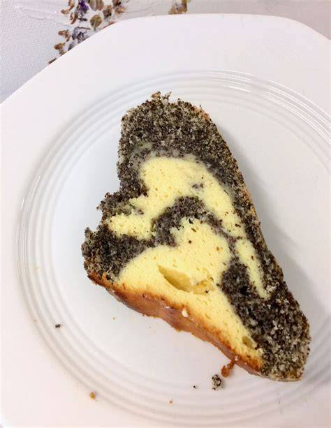 Stück Apfel Mohn Topfenkuchen - serviert auf Dessertteller