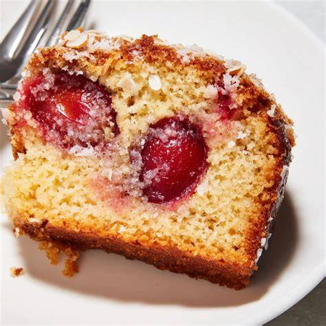Stück Apfel-Marzipan-Kuchen, dekoriert mit Mandeln