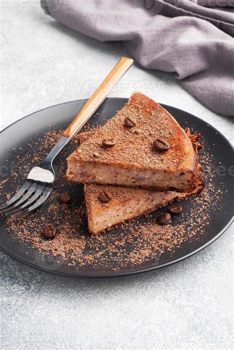 Stück Apfel-Mohn-Kuchen auf einem Teller mit Tasse Kaffee