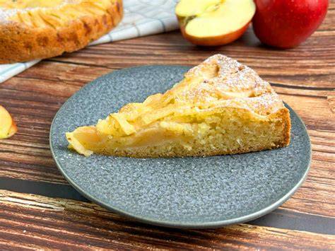 Stück Apfelkuchen mit Puderzucker