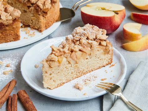 Stück Apfelkuchen mit goldbraunen Streuseln und Pekannüssen, serviert mit Vanilleeis
