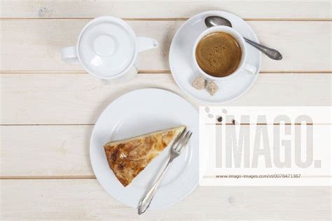 Stück Apfelkuchen und Kaffee auf Holztisch