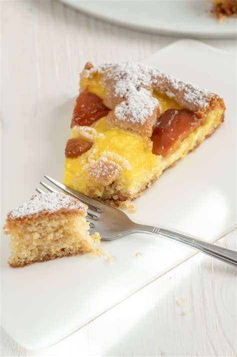 Stück Aprikosenkuchen mit Pudding auf Kaffeeteller