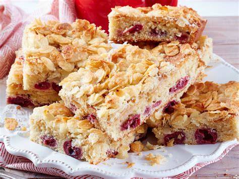 Stück Blechkuchen mit Kirschen und Mandeltopping