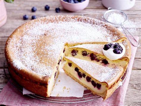 Stück Eierschecke mit Puderzucker und Beeren dekoriert