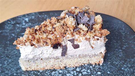 Stück Eiskaffee-Torte auf Dessertteller