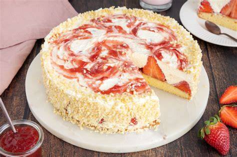Stück Erdbeer-Quark-Torte serviert