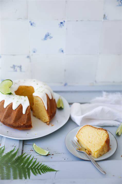 Stück Gin Tonic Kuchen mit Frischkäse-Frosting und kandierten Zitronen