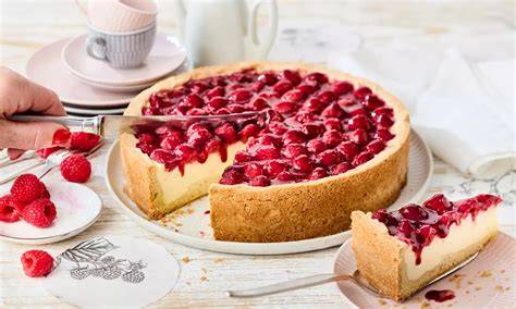 Stück Himbeer-Pudding-Schmand-Kuchen appetitlich angerichtet