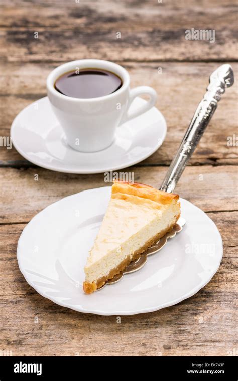 Stück Kaffee-Mandeltorte auf Teller mit Espresso