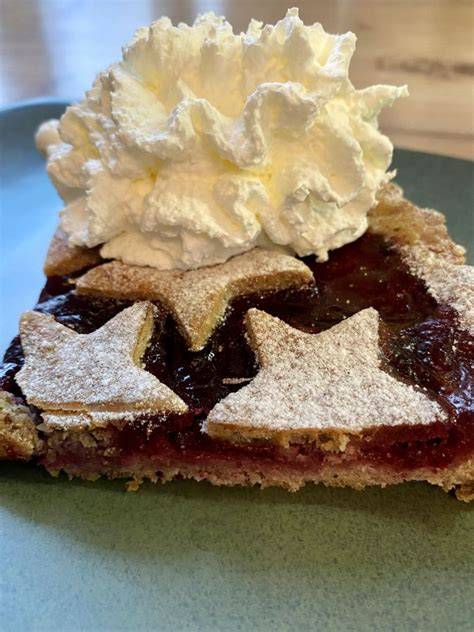 Stück Keto Linzer Torte mit Pudererythrit