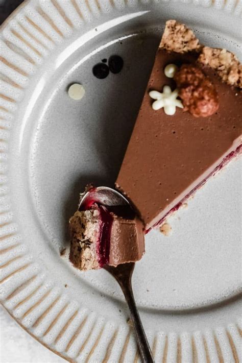 Stück Kirsch-Quark-Kühlschrankkuchen auf Teller, sommerlich serviert