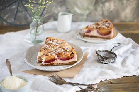 Stück Kirsch-Schmand-Kuchen auf einer Kaffeetafel serviert