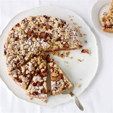 Stück Kuchen mit Kaffee-Zuckerguss und Nussstreuseln