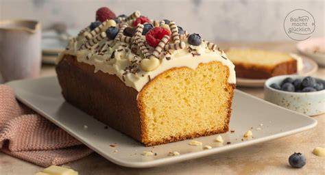 Stück Kuchen mit weißer Schokoladenganache und dekorierten Wellen