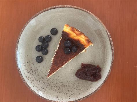 Stück La Viña Cheesecake auf Teller serviert