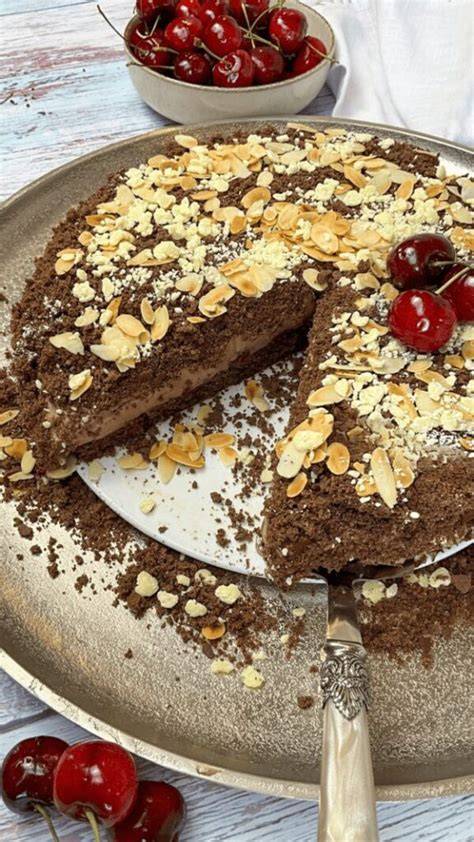 Stück Low Carb Schoko Torte auf Teller