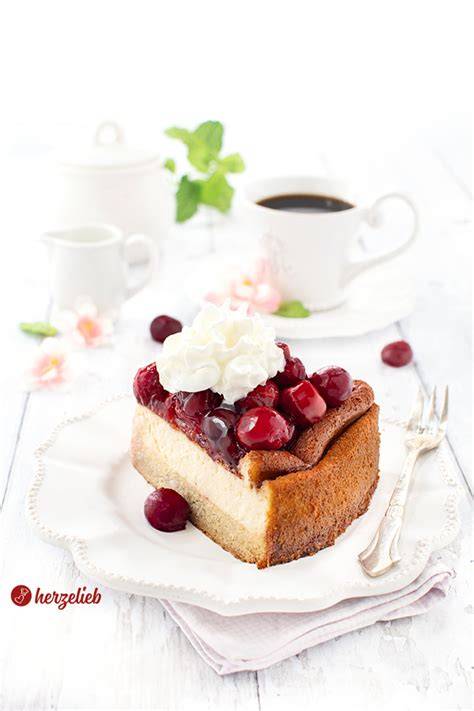 Stück Milka-Torte auf Kuchenteller angerichtet mit Tasse Kaffee
