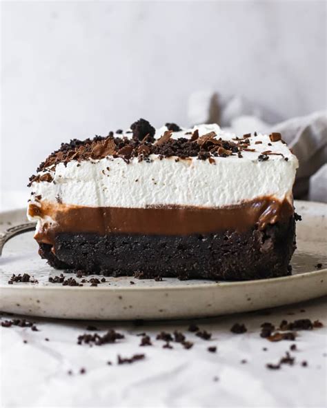 Stück Mississippi Mud Pie mit Vanilleeis