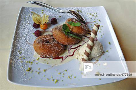 Stück Mohn-Karamell-Kuchen auf Teller mit Vanilleeis