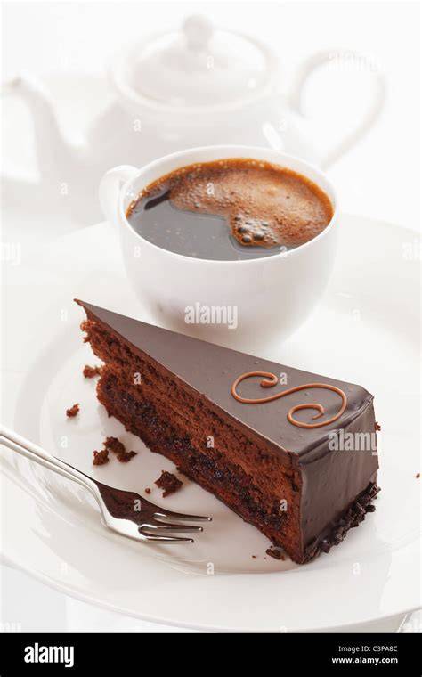 Stück Mokka-Rum-Torte mit Kaffeetasse
