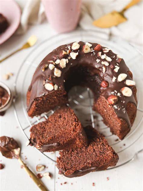 Stück Nutellakuchen aufbewahrt in einer Kuchenbox, daneben eine Tasse Kaffee