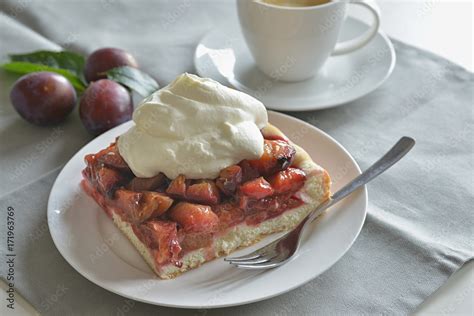 Stück Pflaumenkuchen mit Sahne