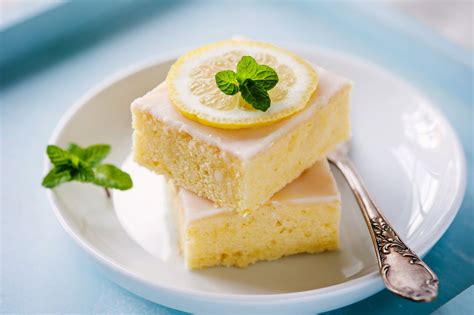 Stück Philadelphia Kühlschranktorte auf Teller garniert mit Minze