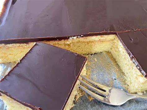 Stück Puddingkuchen mit glänzender Schokoglasur