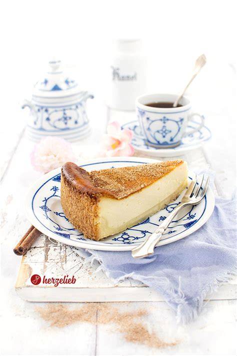 Stück Rahmkuchen auf rustikalem Teller, daneben Tasse Filterkaffee